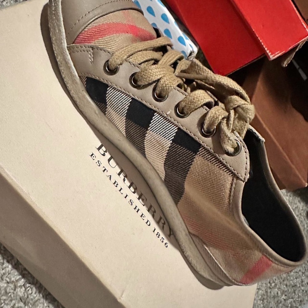 Burberry Cream and Black Logo Cloth - Picture 5 of 7